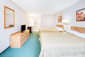Internet, alarm clocks - Super 8 by Wyndham Brooklyn (Brooklyn)
