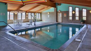 Alberca techada y camastros