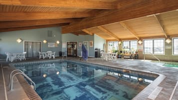 Alberca techada y camastros