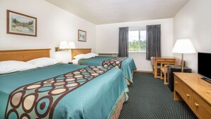 Une chambre d’hôtel avec deux lits, un bureau, une télévision et une fenêtre avec des rideaux.