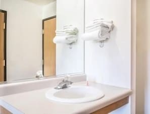 Kostenlose Toilettenartikel, Haartrockner, Handtücher