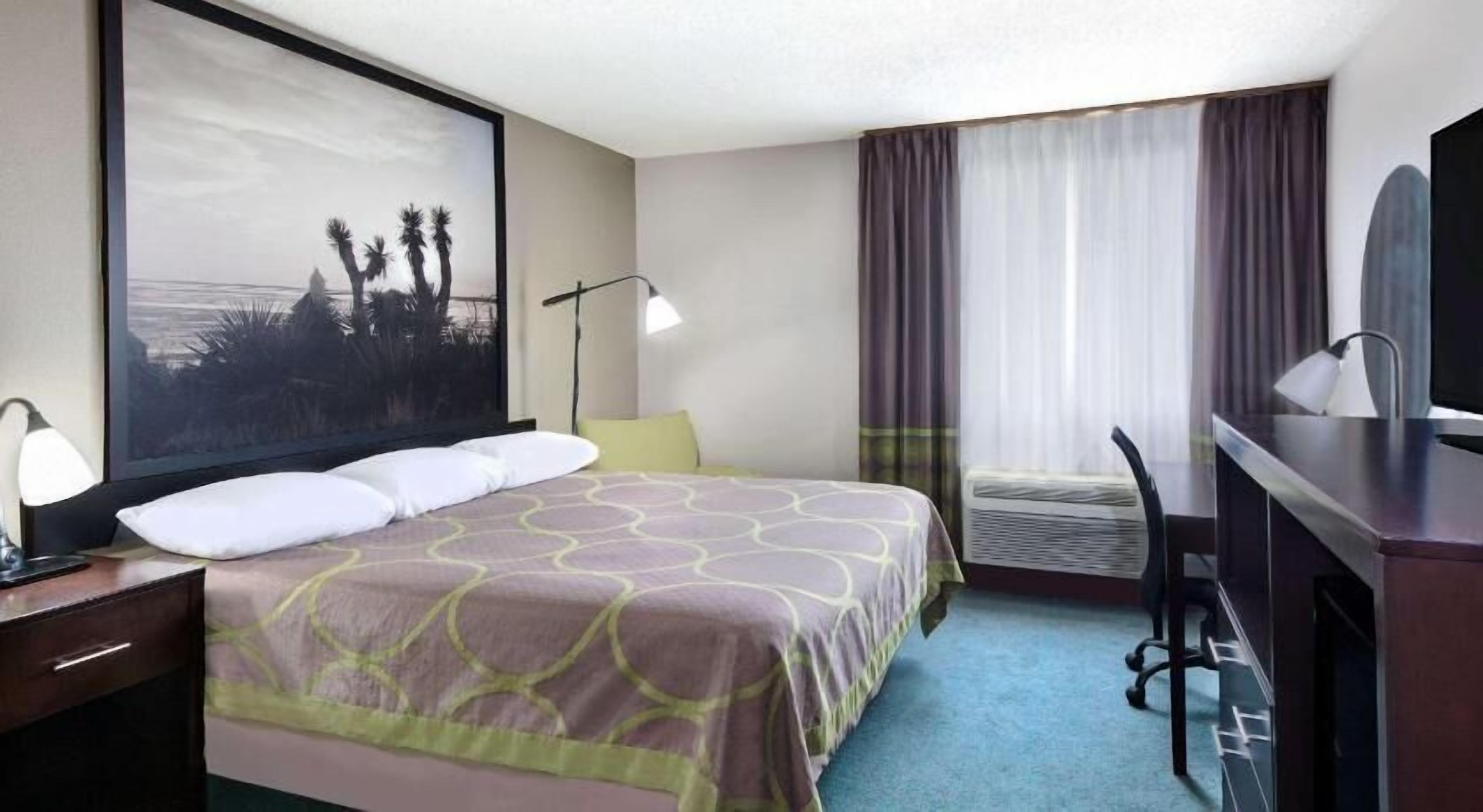 Hochwertige Bettwaren, Schreibtisch, Verdunkelungsvorhänge