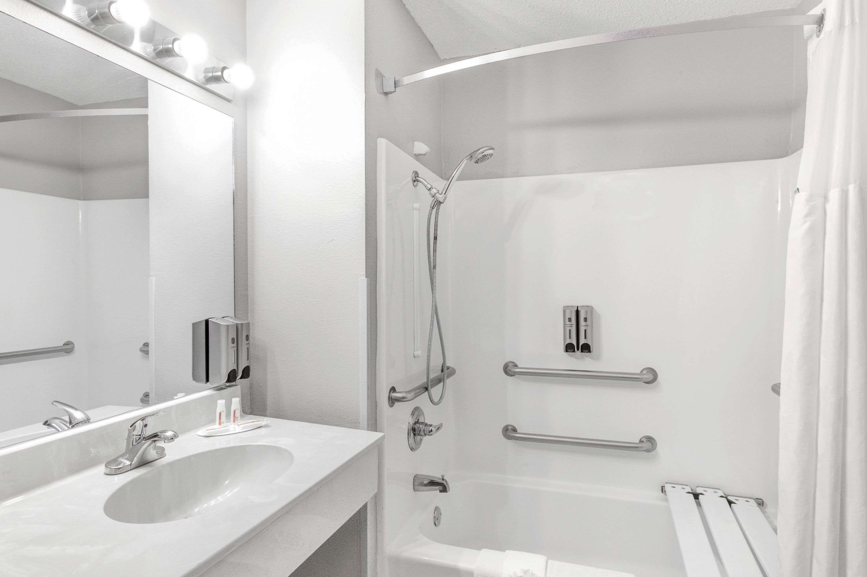 Camera, 1 letto king, accessibile ai disabili, non fumatori (Mobility,Hearing,Tub w/Grab Bars) | Bagno | Combinazione doccia/vasca, asciugacapelli, asciugamani