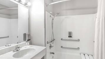 Camera, 1 letto king, accessibile ai disabili, non fumatori (Mobility,Hearing,Tub w/Grab Bars) | Bagno | Combinazione doccia/vasca, asciugacapelli, asciugamani