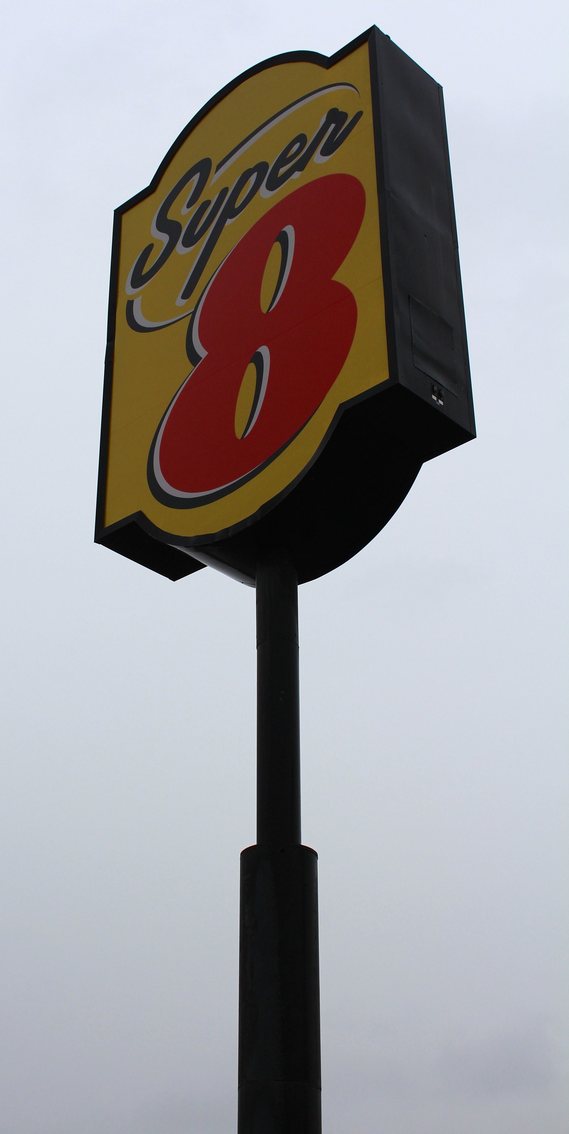 A sign with the number 8 and the word "Super" on it.