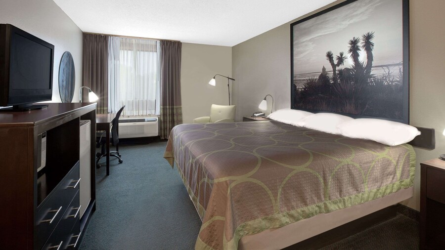 Super 8 by Wyndham Victoria/North/Mall Area