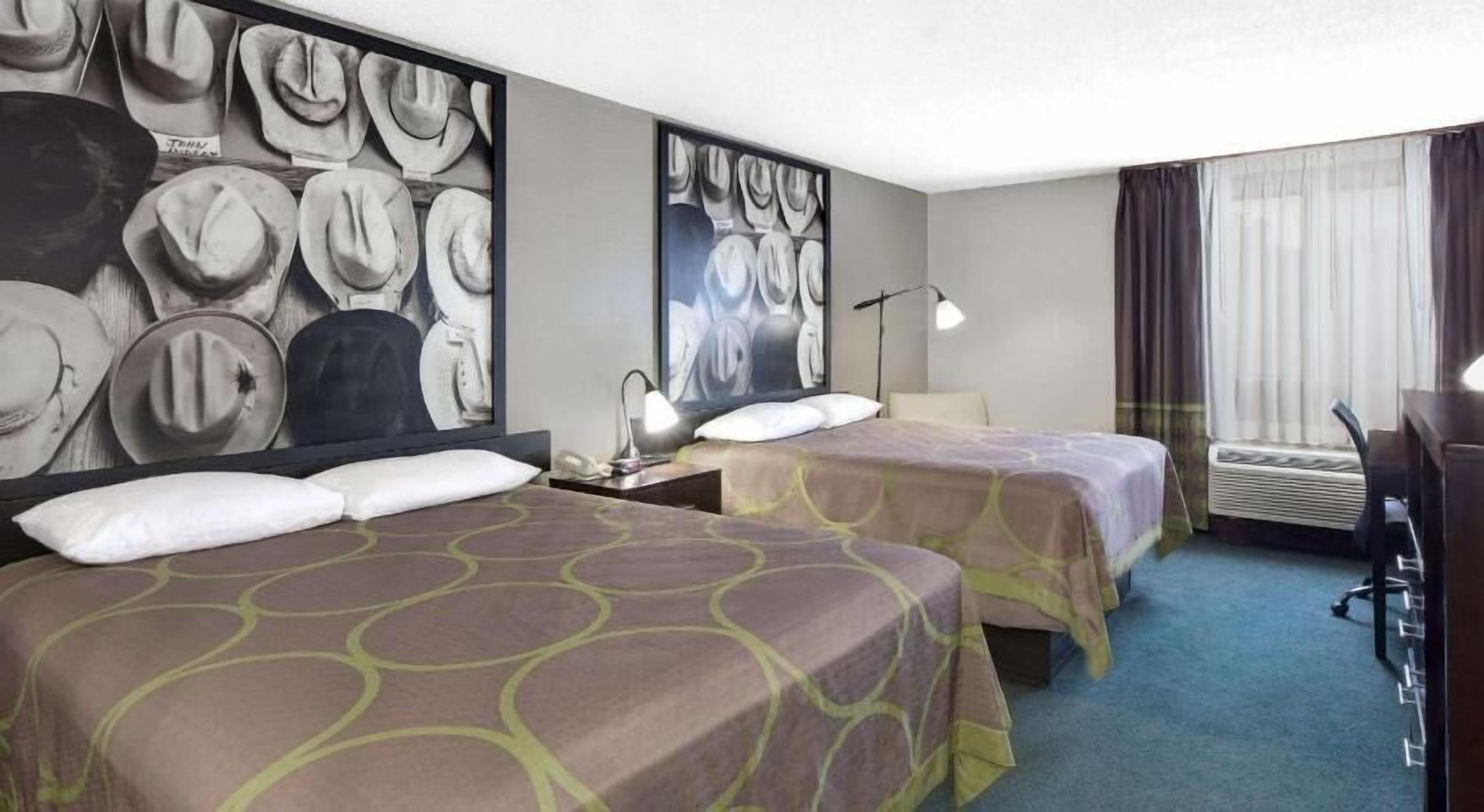 Hochwertige Bettwaren, Schreibtisch, Verdunkelungsvorhänge