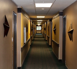 Hallway - Super 8 by Wyndham Victoria/North/Mall Area (Victoria)