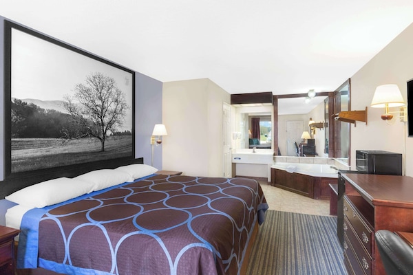 Studio Suite, 1 King Bed, Non Smoking | Individually decorated, individually furnished, desk, laptop workspace