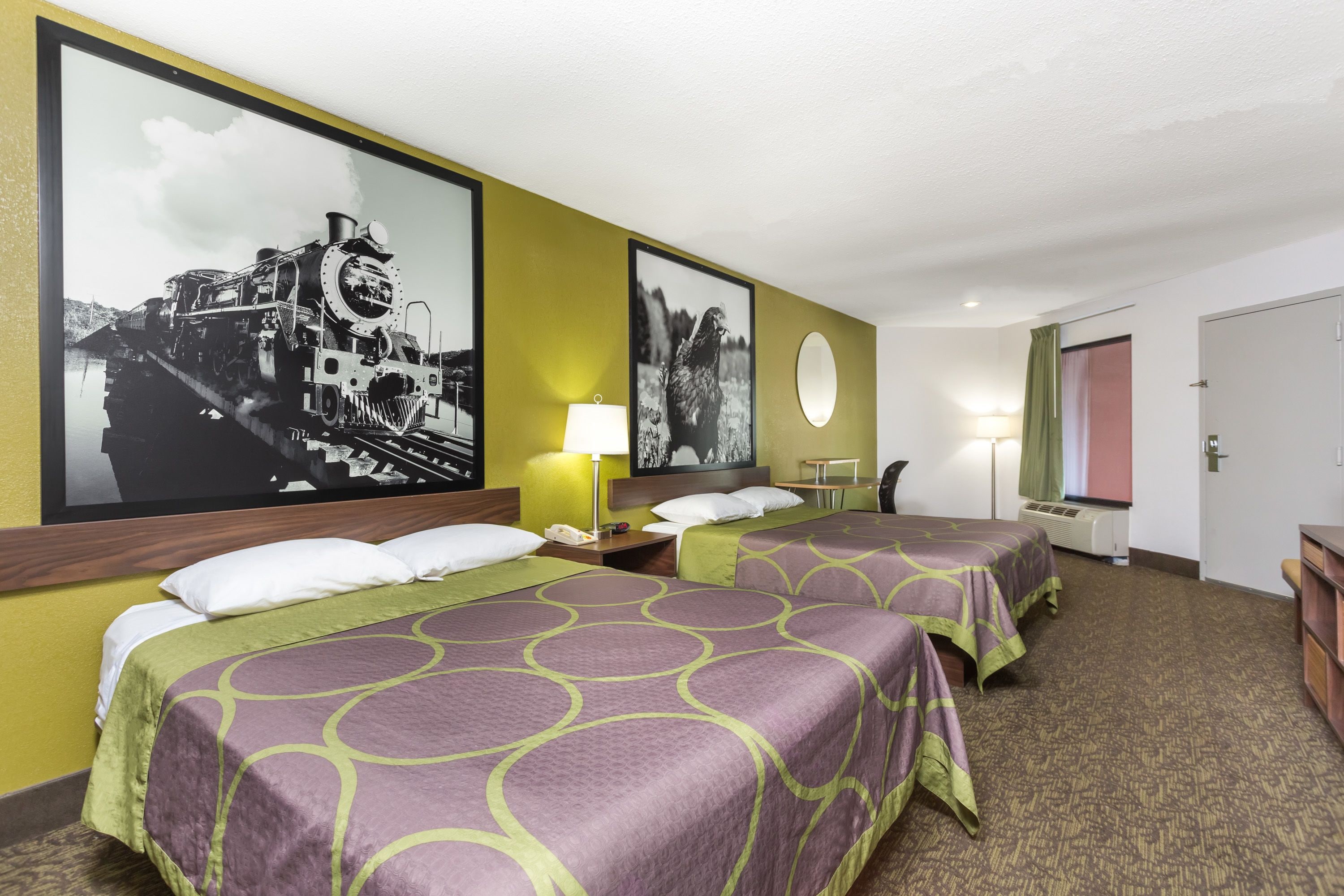 書桌、遮光窗簾/窗簾、熨斗/熨衫板、嬰兒床 (收費)