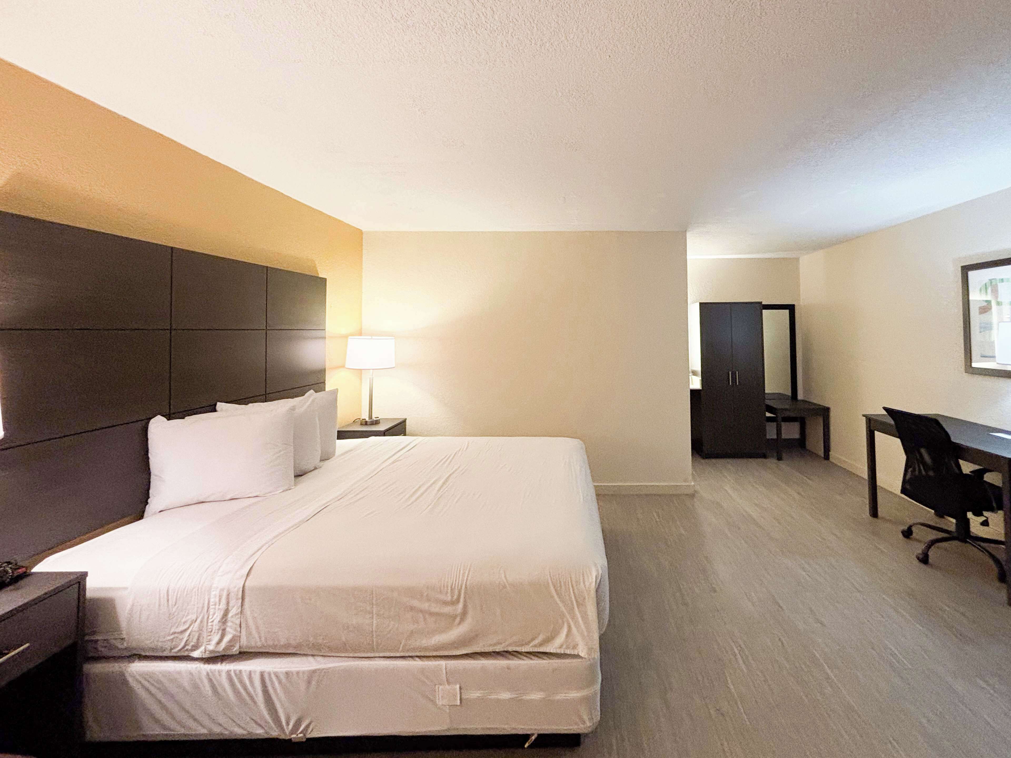 Wi-fi (inkludert), sengetøy og vekkerklokke