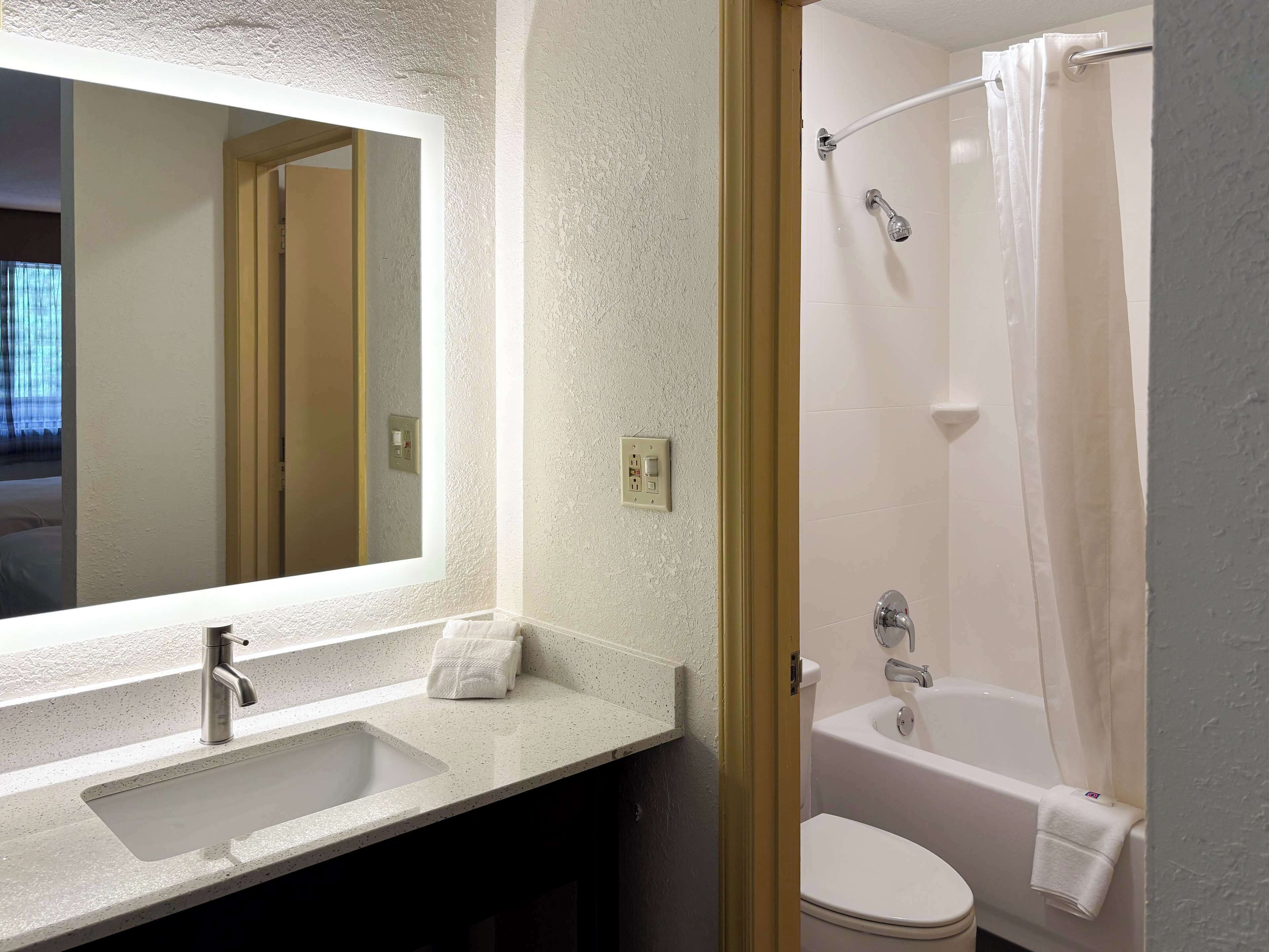 Combined shower/tub, towels