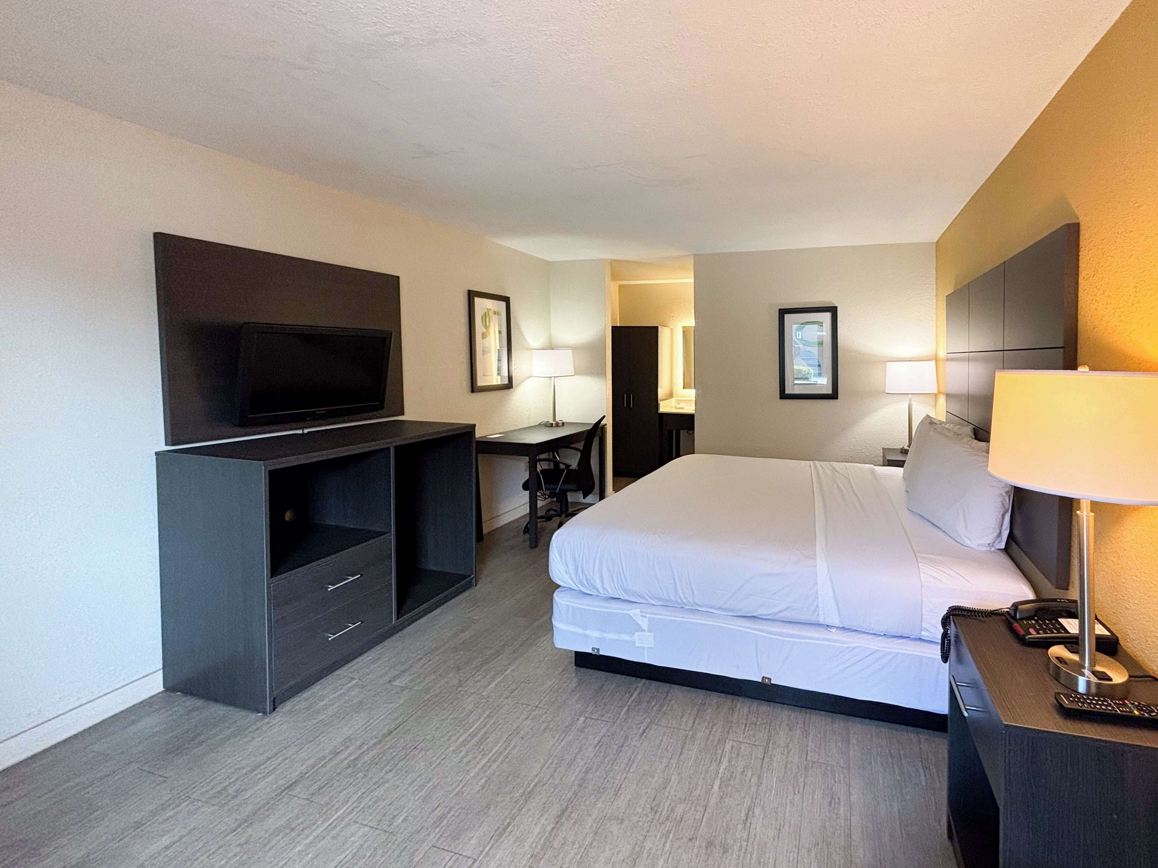 Wi-fi (inkludert), sengetøy og vekkerklokke