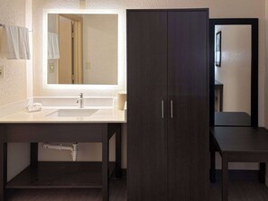 Combined shower/tub, towels