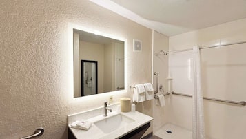 وحدات دش مع أحواض استحمام، مناشف