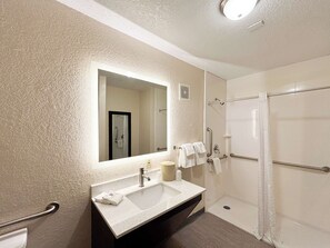 Combined shower/tub, towels - Motel 6 Charlotte, NC - Northlake (Charlotte)