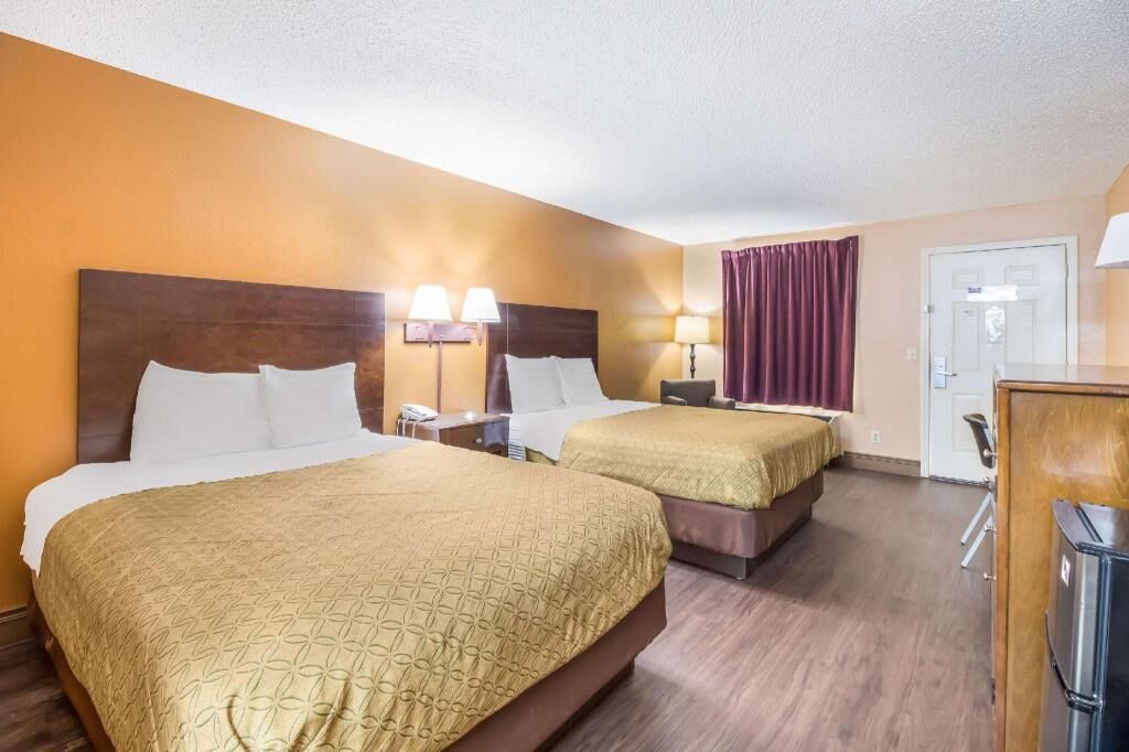 1 sovrum, sängtillbehör av högsta kvalitet, bäddmadrasser och skrivbord