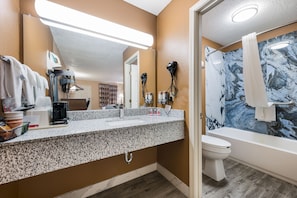 Combined shower/bathtub, deep-soaking bathtub, free toiletries