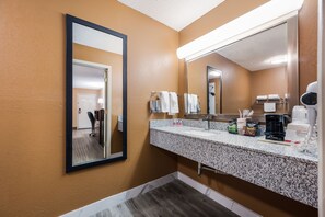 Zimmer, 1 King-Bett, barrierefrei, Nichtraucher | Badezimmer | Duschwanne, Komfortbadewanne, kostenlose Toilettenartikel, Haartrockner