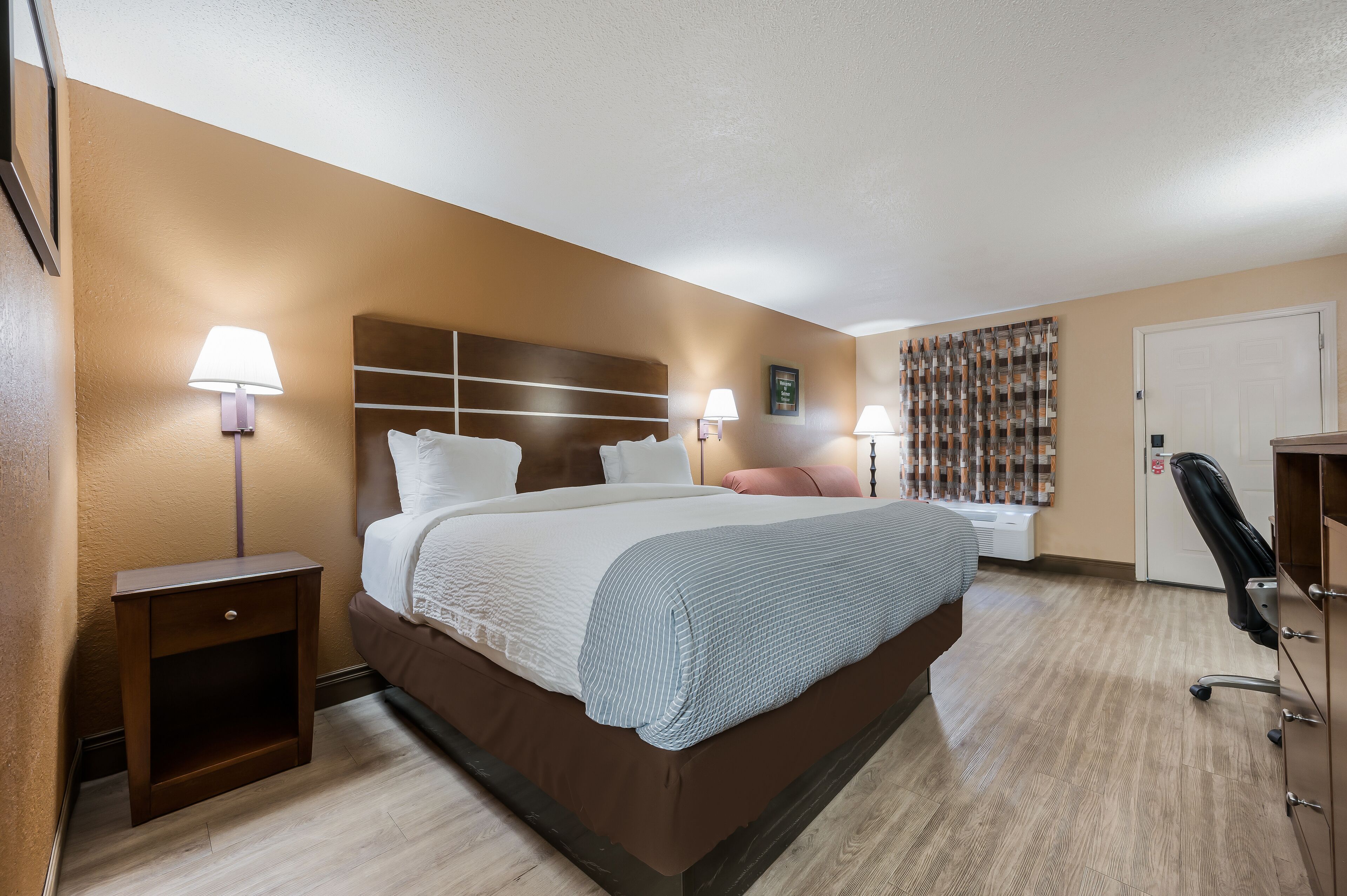 1 多间卧室、高档床上用品、加厚床垫、办公桌