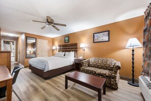 1 bedroom, premium bedding, pillow-top beds, desk - Econo Lodge Selmer (Selmer)