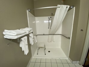 Habitació, 2 llits de matrimoni, accessible, no fumadors (Roll-In Shower) | Bany | Combinació de dutxa i banyera, assecador de cabells i tovalloles 
