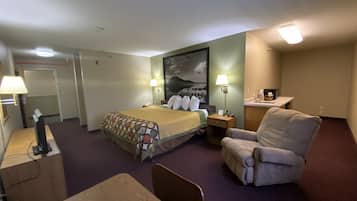 Business Room, 1 King Bed, Microwave | 1 bedroom, desk, free WiFi, bed sheets
