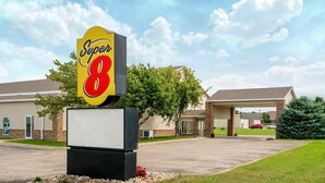 Ein Hotel-Schild mit der Aufschrift 'Super 8' und einer darunterliegenden, leeren Tafel.