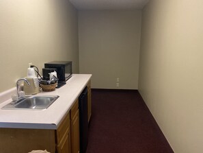 商务客房, 1 张特大床, 微波炉 | 1 多间卧室、办公桌、免费 WiFi、床单