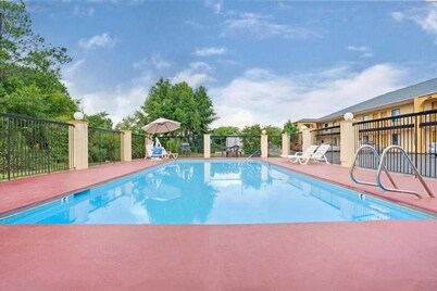 Red Carpet Inn and Suites Newnan GA