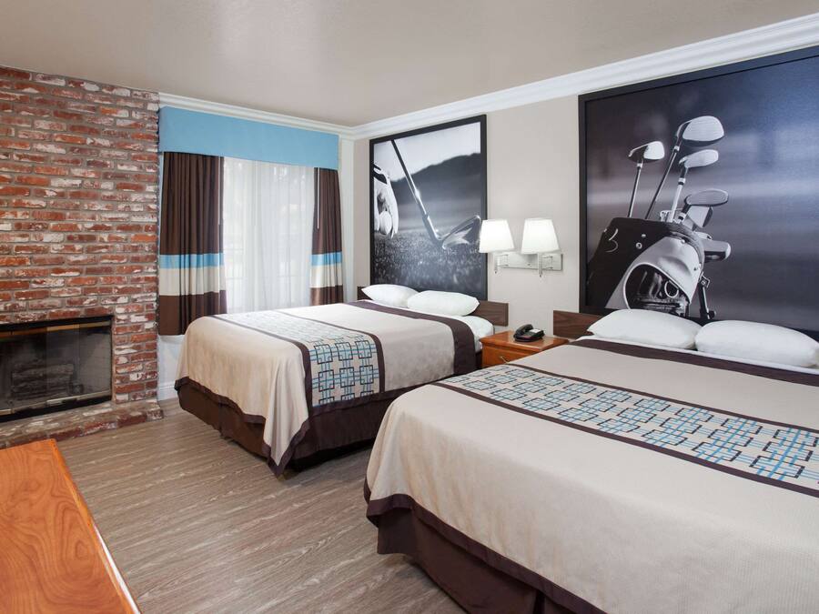 Bureau, fer et planche à repasser, lits pliants/supplémentaires