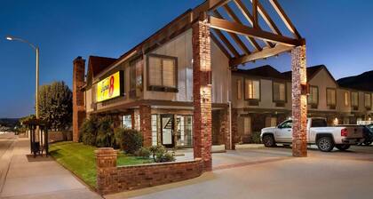 Super 8 by Wyndham Santa Clarita/Valencia