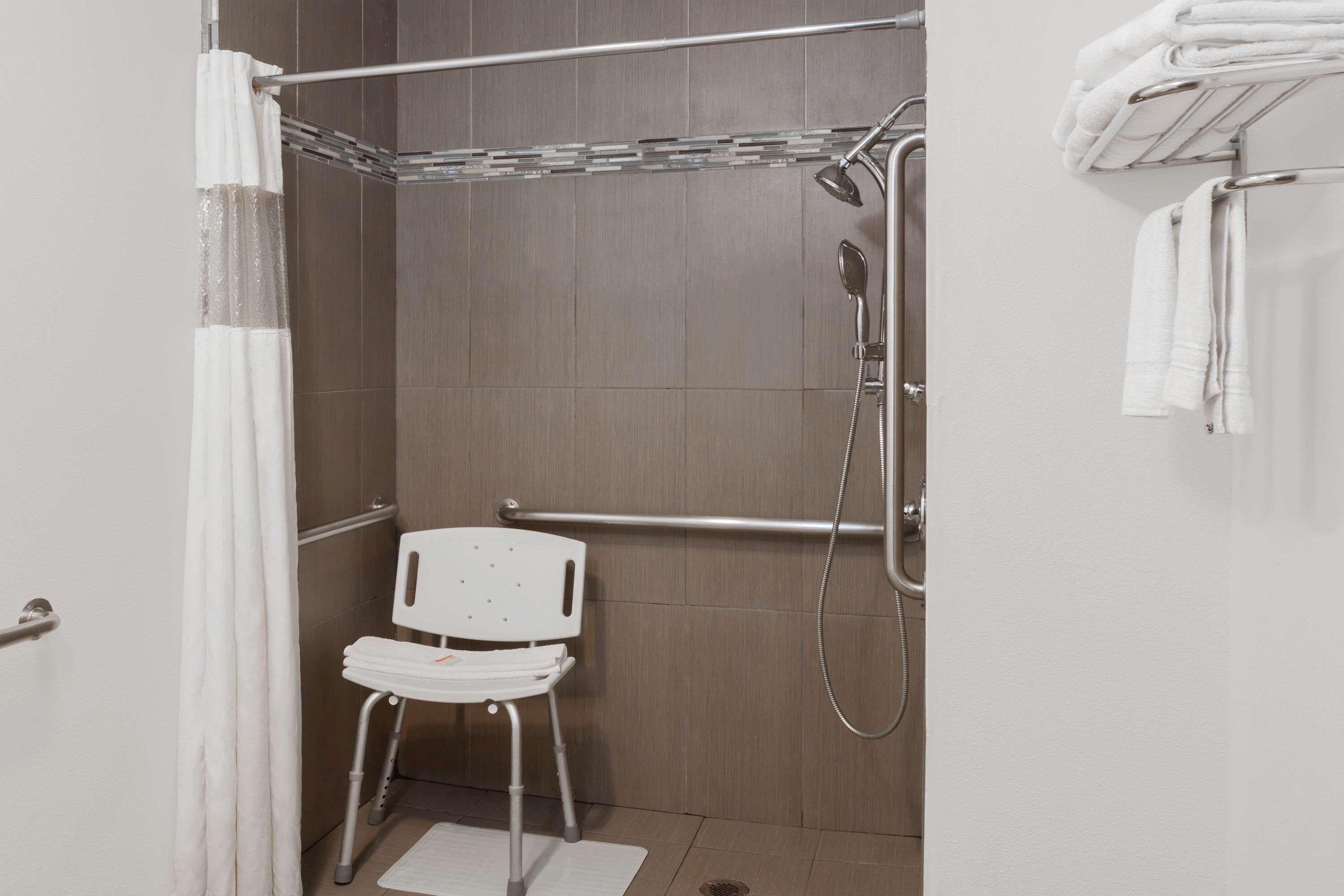 Photo - Super 8 by Wyndham Santa Clarita/Valencia