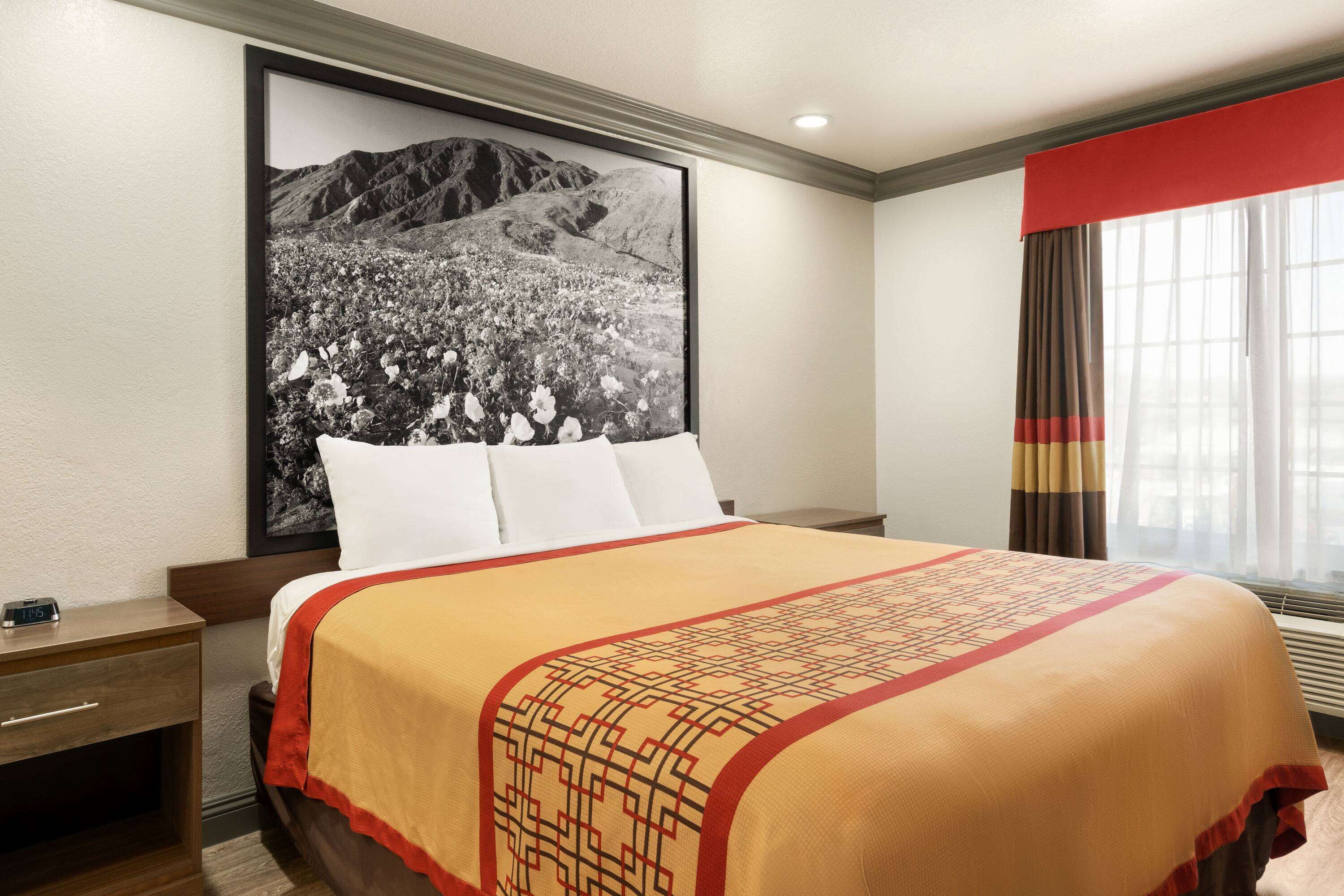 Photo - Super 8 by Wyndham Santa Clarita/Valencia