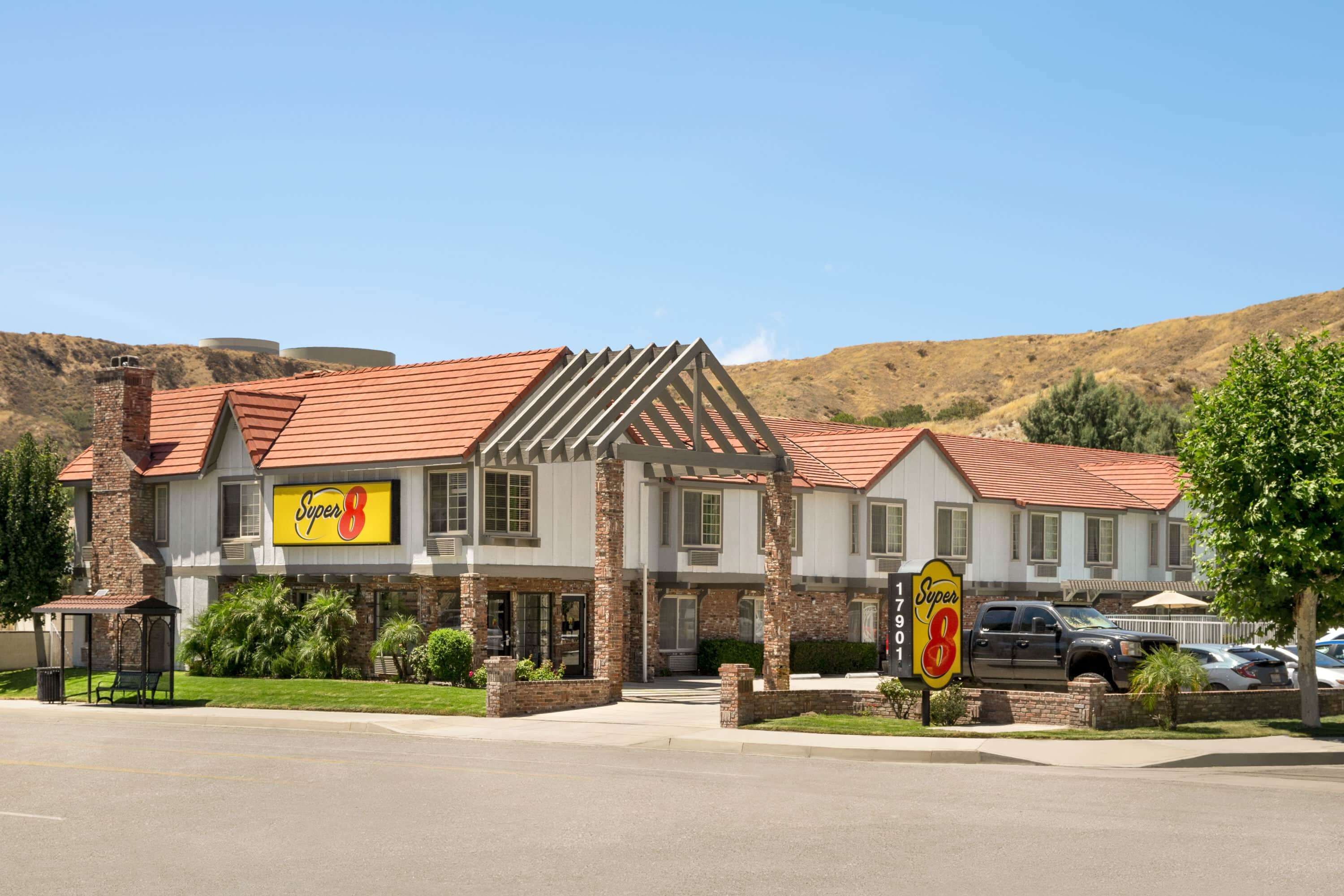 Photo - Super 8 by Wyndham Santa Clarita/Valencia