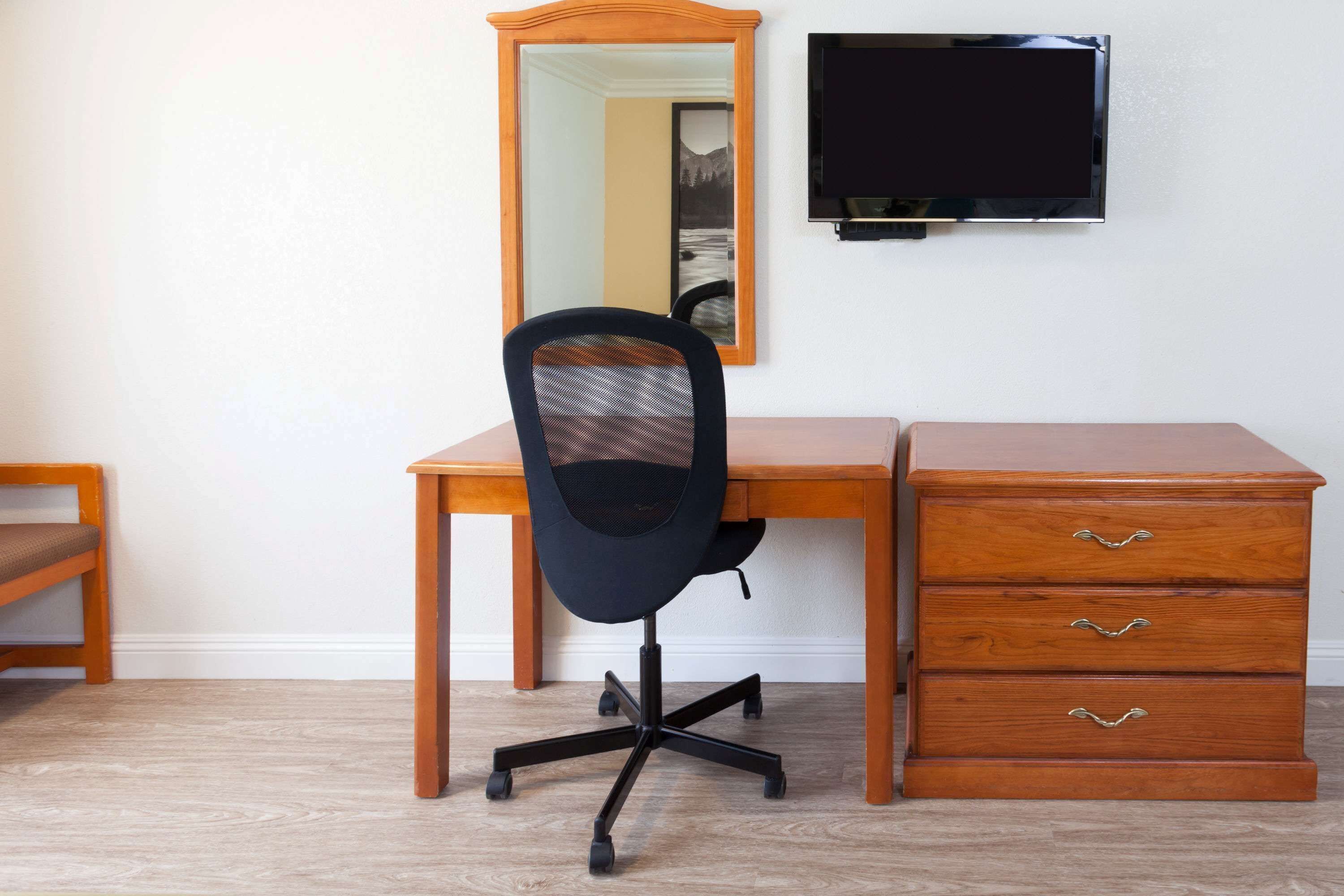 Photo - Super 8 by Wyndham Santa Clarita/Valencia