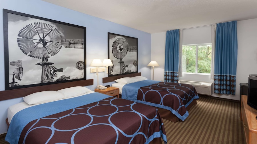 Super 8 by Wyndham Huntington