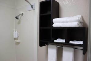 Een strijkplank/strijkijzer, extra bedden, gratis wifi, beddengoed