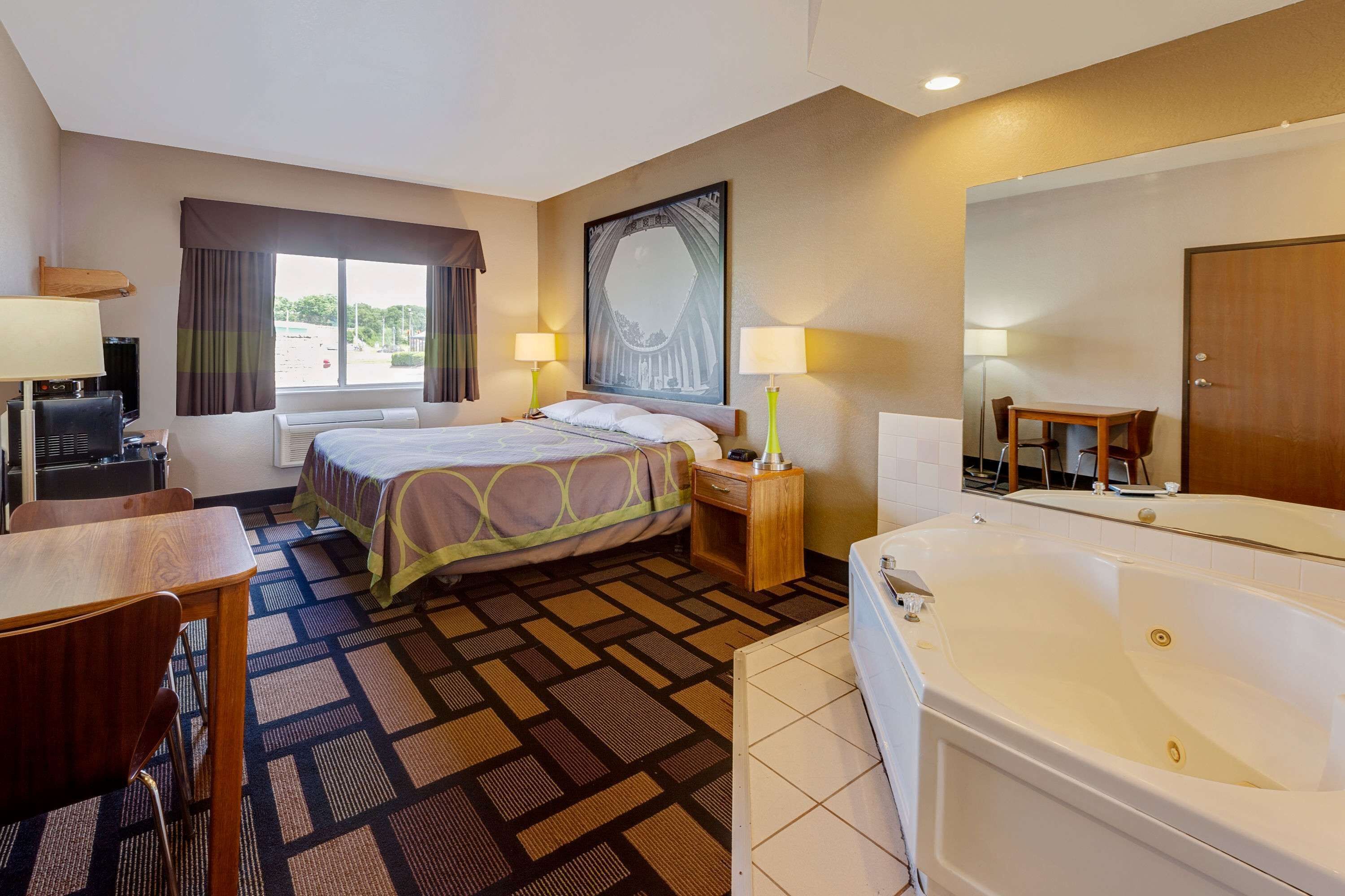 Safe på rommet, skrivebord, strykejern/-brett og barnesenger