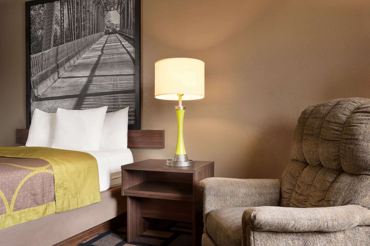 Room, 1 Queen Bed, Smoking (Mobility) | In-room safe, desk, iron/ironing board, cribs/infant beds