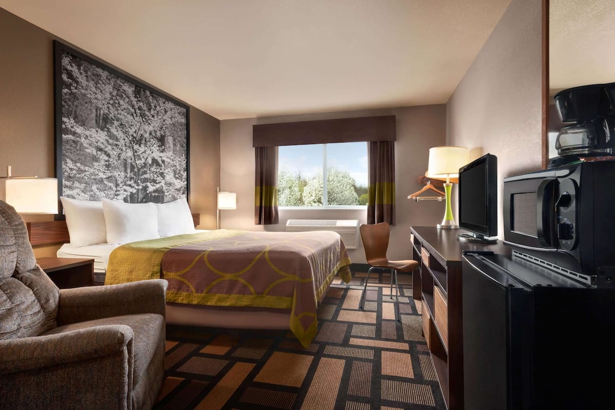 Room, 1 King Bed, Accessible, Non Smoking (Mobility) | In-room safe, desk, iron/ironing board, cribs/infant beds