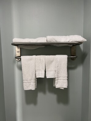Combined shower/tub, free toiletries, towels