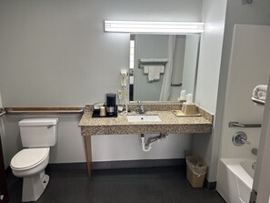 Duschwanne, kostenlose Toilettenartikel, Handtücher