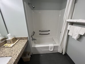 Combined shower/bathtub, free toiletries, towels