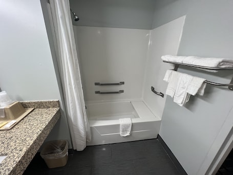 Combined shower/bathtub, free toiletries, towels. Executive Inn