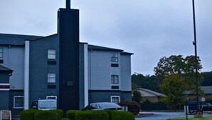 Un cartello Red Roof Inn con un edificio moderno sullo sfondo.