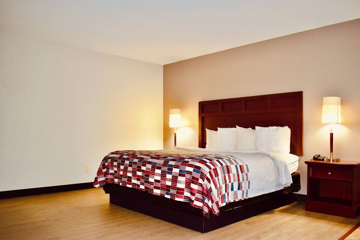 Premium bedding, desk, blackout drapes, soundproofing