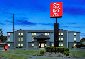 A Red Roof Inn with a modern building facade, multiple windows, and a well-maintained lawn. - Red Roof Inn & Suites Little Rock (Little Rock)