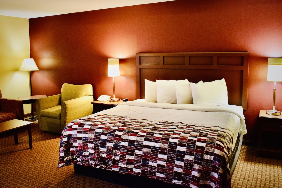 1 Schlafzimmer, hochwertige Bettwaren, Schreibtisch