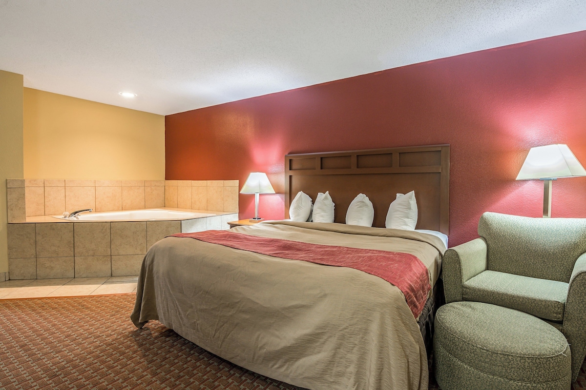 Premium bedding, desk, blackout drapes, soundproofing
